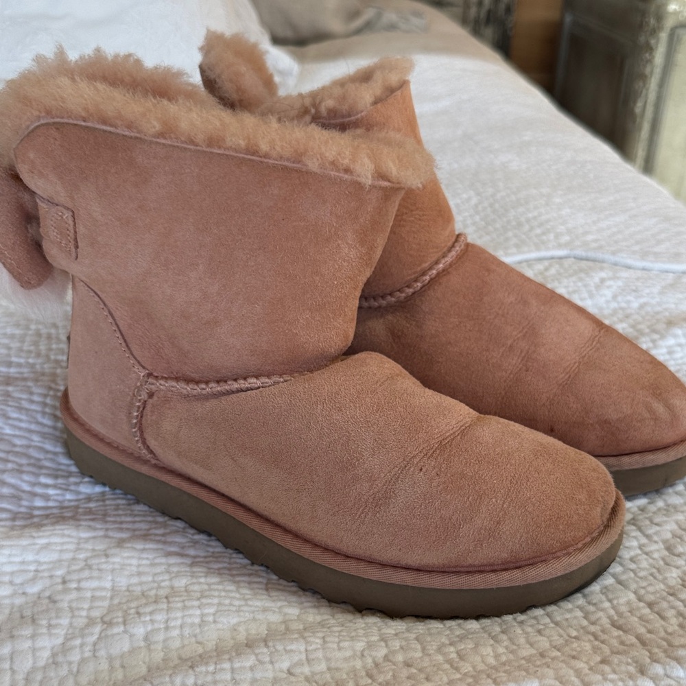 Cozy Shearling-Lined Tan Boots with shearling bows